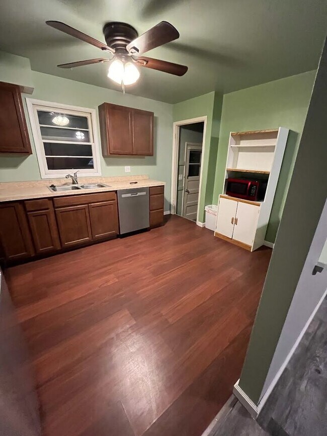 Building Photo - Charming duplex - 2bedroom, 1 bath