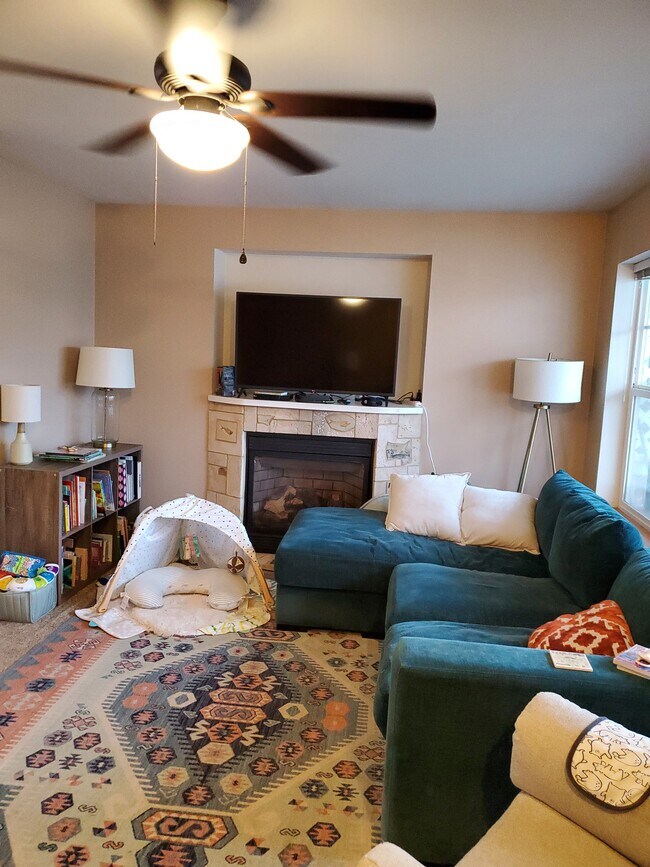 Sala de estar con chimenea de gas - 2908 St Paul St