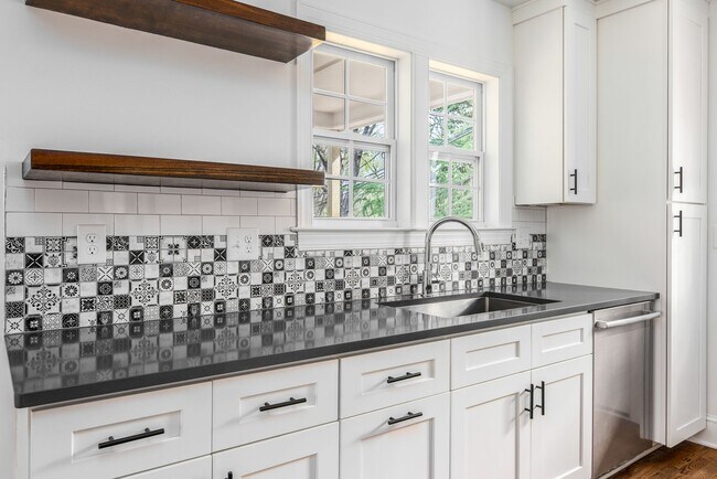 Building Photo - Stunning Home Duke Park Neighborhood: Avai...