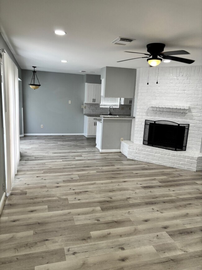 Foto del edificio - 815 Pebbleshire Dr