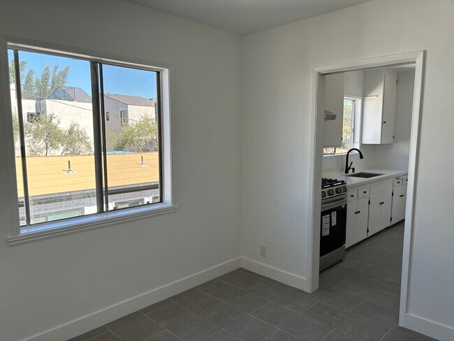 Building Photo - 347 6th Ave