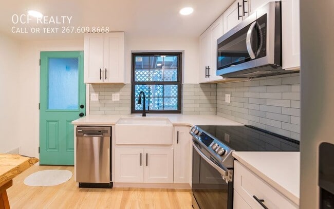 Building Photo - Three Bed Washington Sq West Trinity Style...