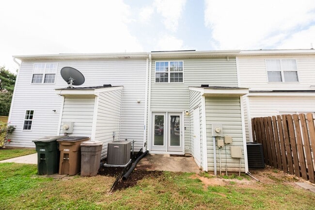 Building Photo - Amazing 2 bedroom 2.5 bathroom townhouse in NW Greensboro Keswick Place. Lawn care included.