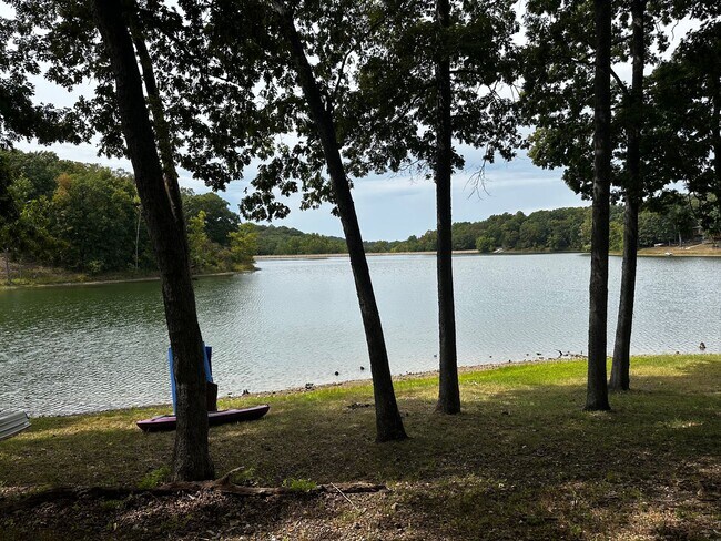 Foto del edificio - Renovated 2 Bedroom Apartment on Lake Treeline