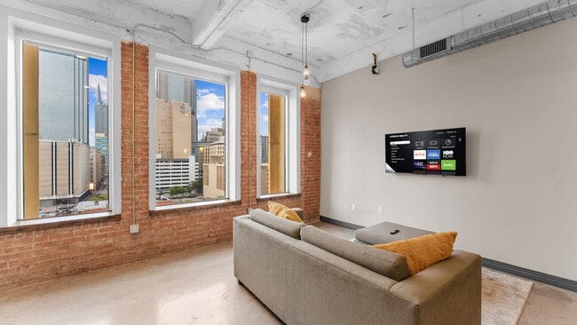 Building Photo - 500 S Ervay St