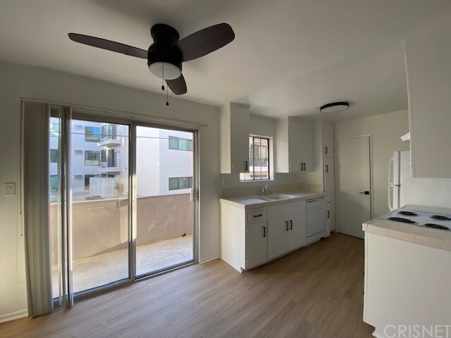 Building Photo - 10990 Wellworth Ave