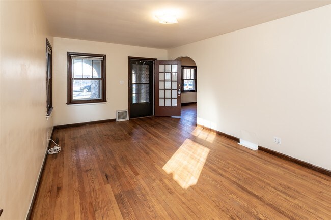 Comedor - 4917 Graceland Ave