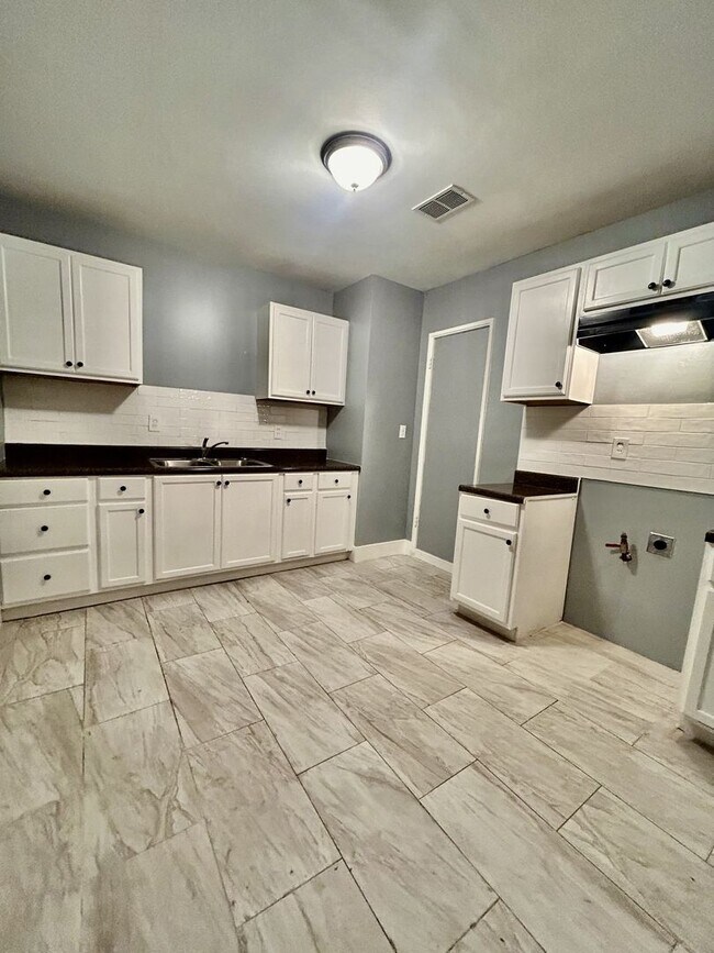Building Photo - Newly Fully Renovated Home in Frayser - **...