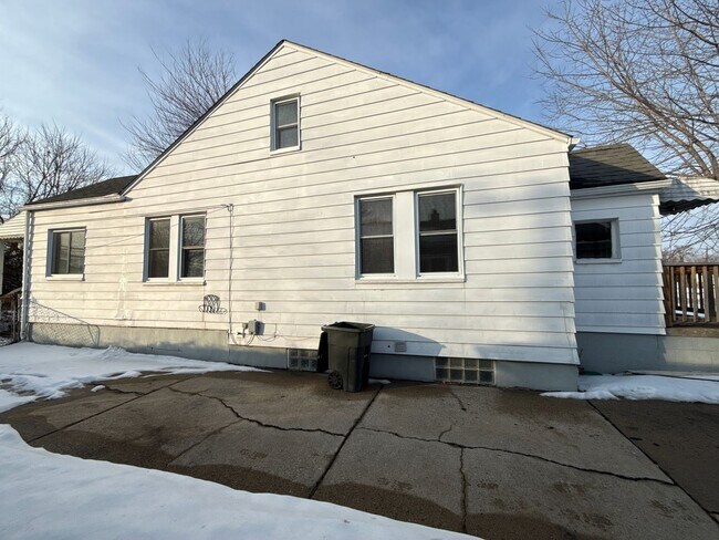Building Photo - Charming 3BR House in Madison Heights