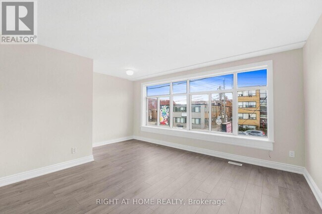 Photo du bâtiment - 1698a Eglinton Ave W