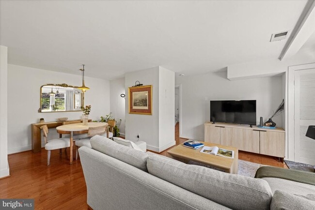 Foto del edificio - 4840 MacArthur Blvd NW