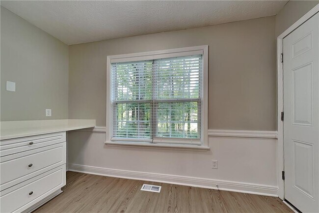 Foto del edificio - 353 Wildwood Ct