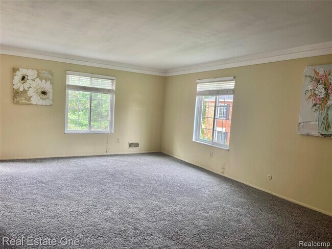 Foto del edificio - 688 E Fox Hills Dr