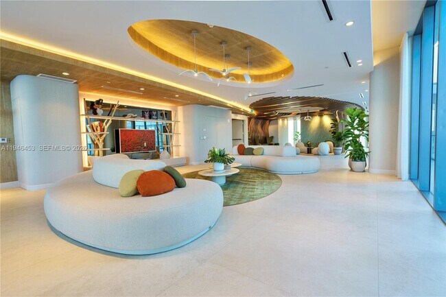 Foto del edificio - 700 NE 24th St