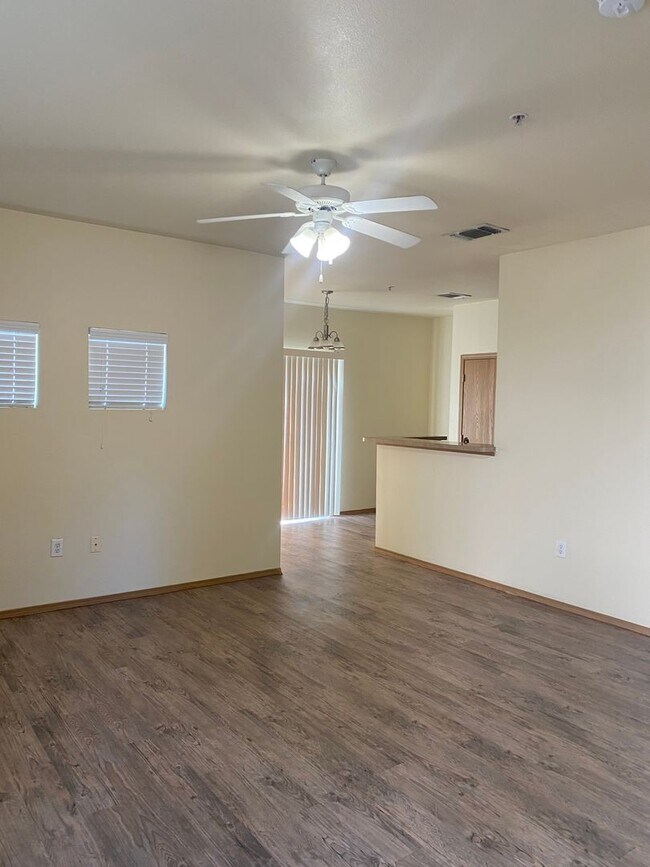 Building Photo - 1000 Diamond Dr