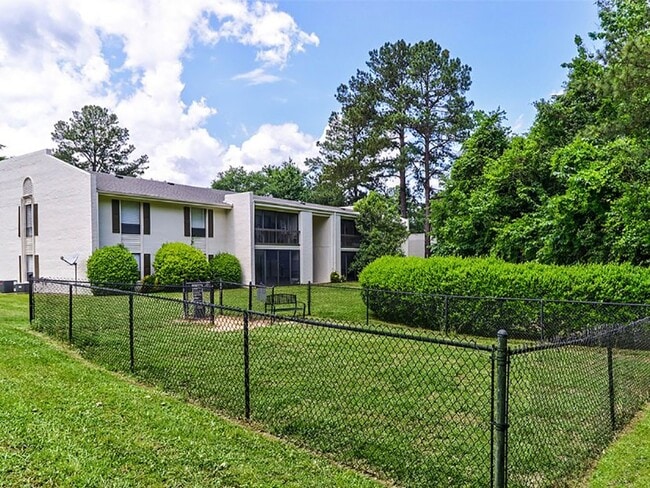 Enclosed Dog Park - Quail Hollow Apartments