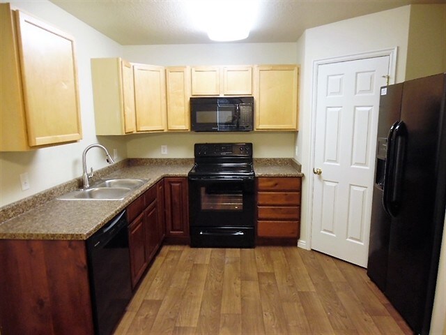 Foto del edificio - 385 Pommel Dr