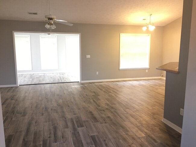 Building Photo - 4 Bedroom 2 Bathroom Home