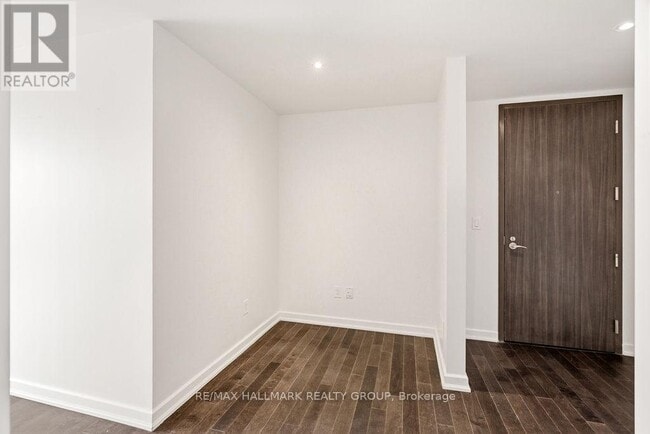 Building Photo - 300 Lisgar St
