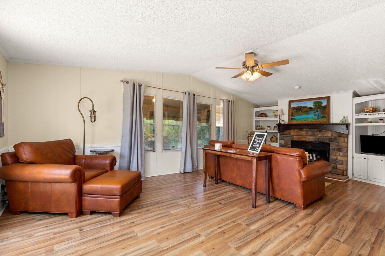 Foto principal - 705 Firefly Dr