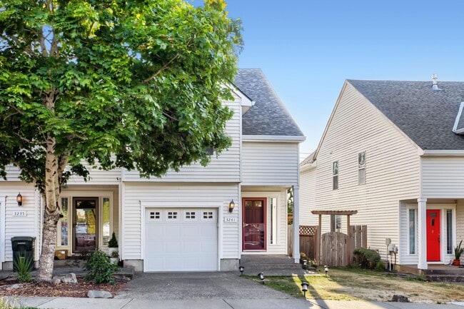 Building Photo - 3BR/2.5BA Bethany Townhome — Attached Garage, Fenced Yard & Gas Fireplace (NW Portland / Bethany)