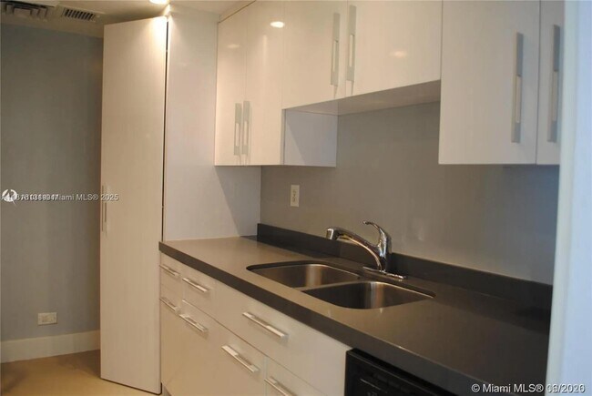 Foto del edificio - 2451 Brickell Ave