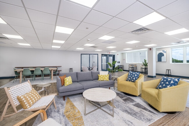 Building Photo - Ezio‘s Place