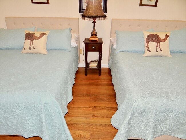 Building Photo - Seasonal Rental Available November 13, 202...