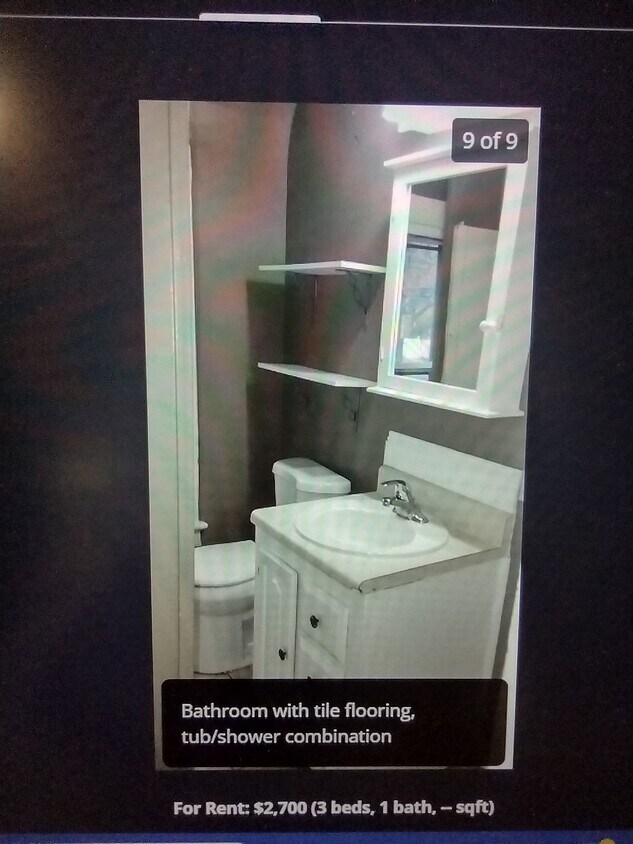 Bañera completa, suelo de baldosas, ventana para la luz del sol - 21 Liberty St