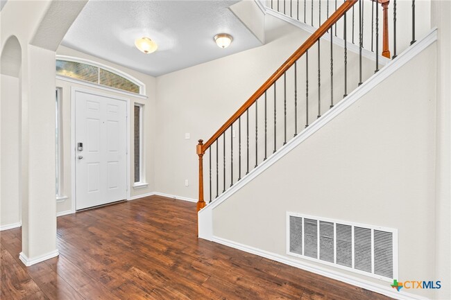 Foto del edificio - 3302 Lorne Dr