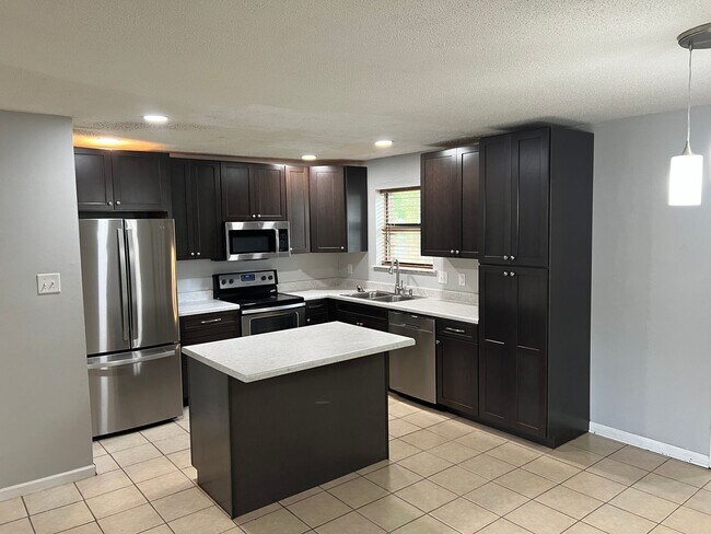 Building Photo - 3 Bed 1.5 Bath Home