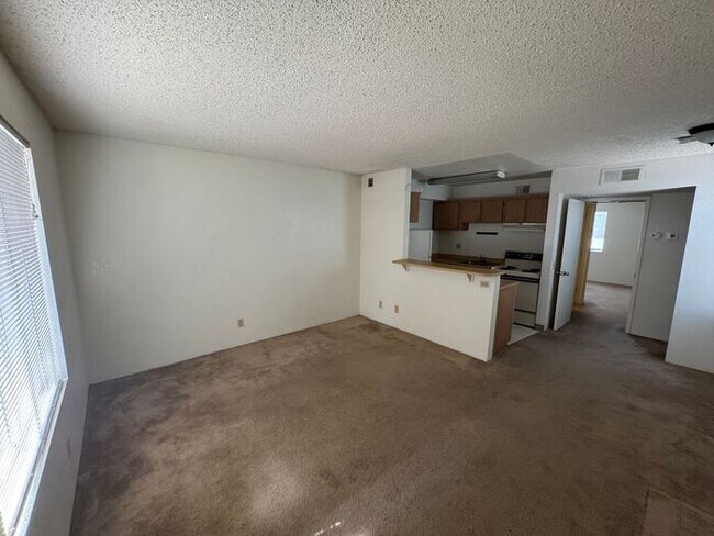 Building Photo - 1 Bedroom Central location with AC!!
