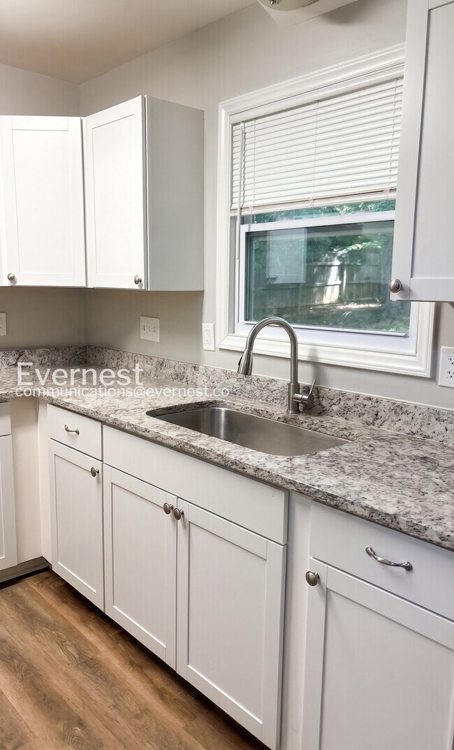 Foto del edificio - 3 Bed, 2 Bath Home with Fenced Backyard and Attached Garage / Available Soon!