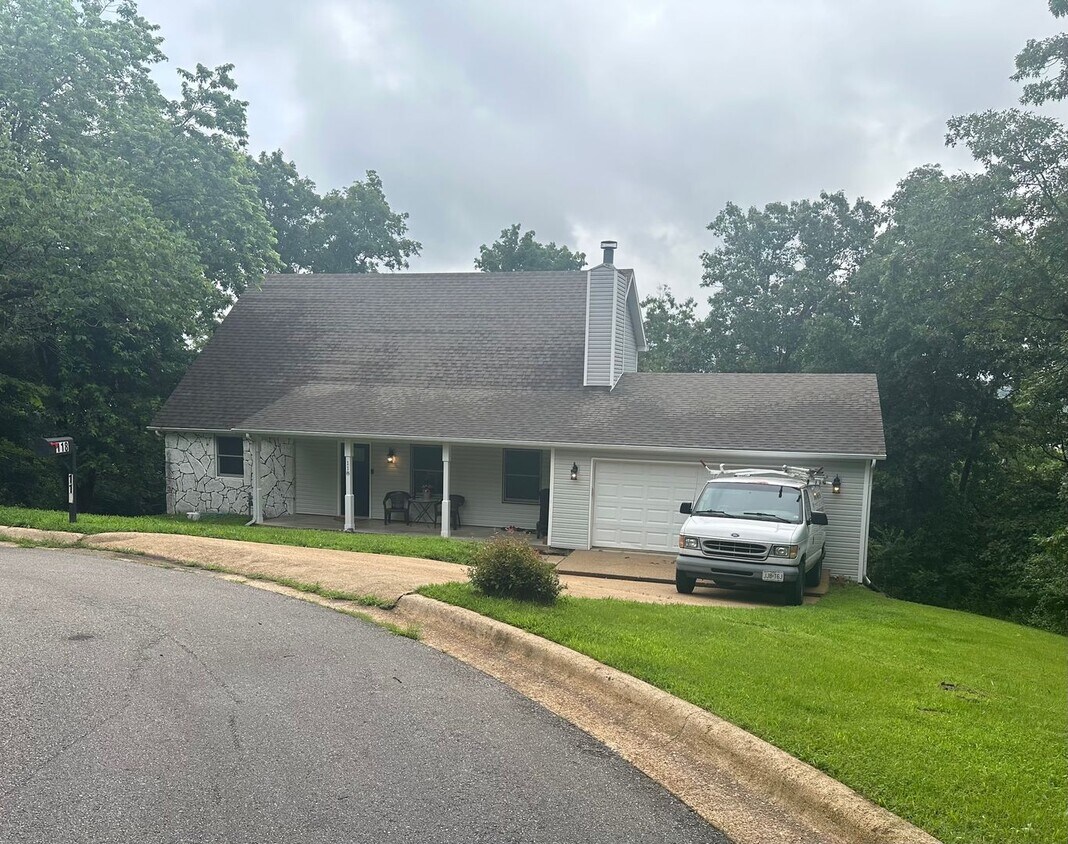 Primary Photo - Updated 5 Bedroom Home Located in the High...