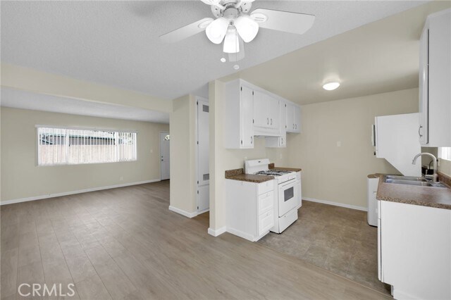 Foto del edificio - 10330 Plainview Ave