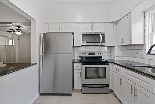 Building Photo - 306 7th Ave