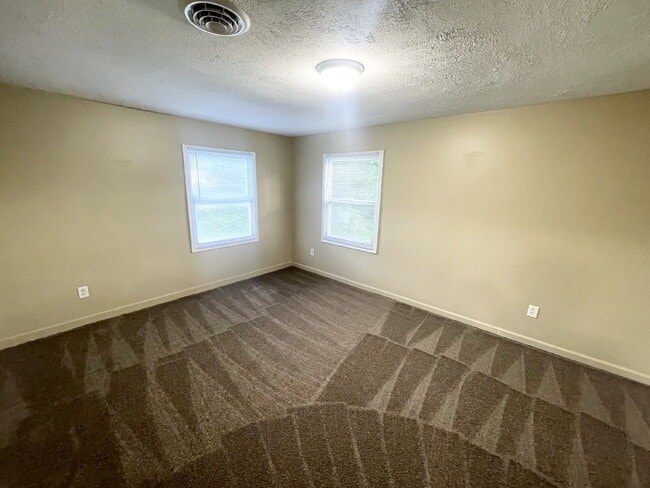 Building Photo - Great Location