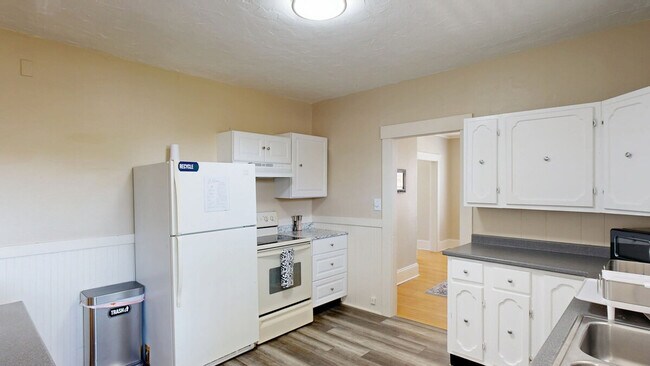 Building Photo - 128 1/2 Elm St