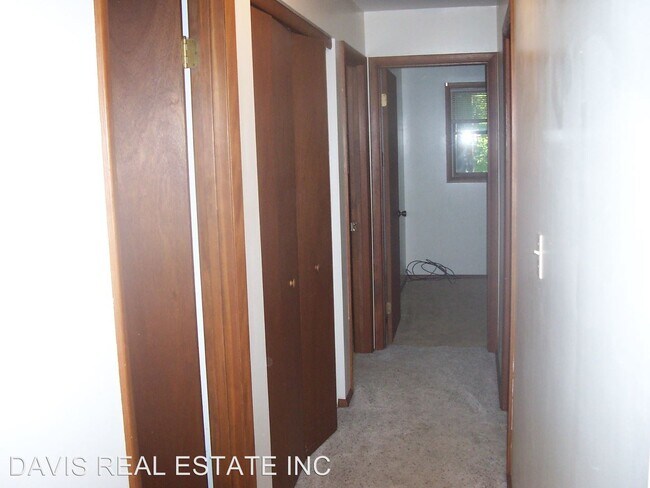 Building Photo - 7 Crestview Dr