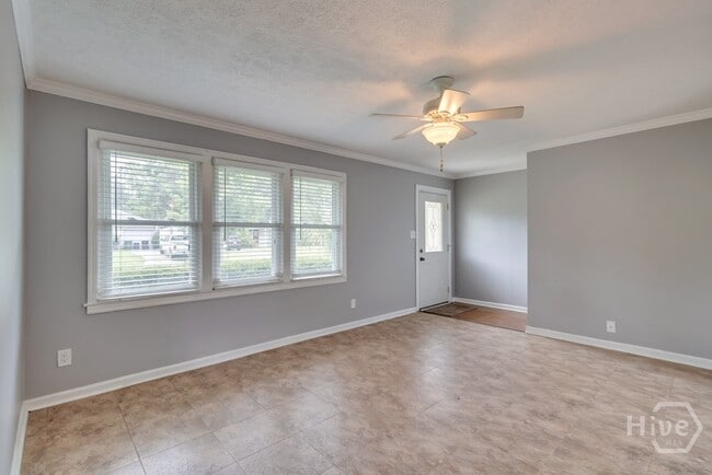 Building Photo - 319 Tanglewood Rd