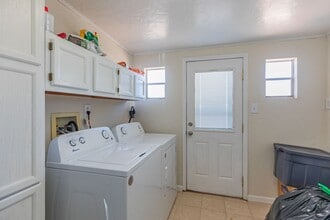 Building Photo - Super cute updated home!