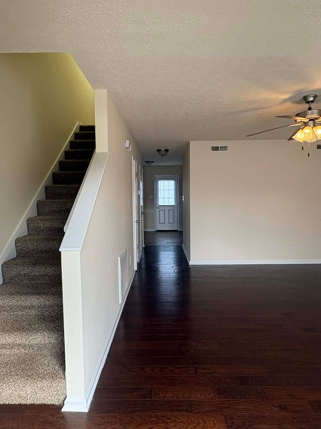 Building Photo - 594 Lost Cir