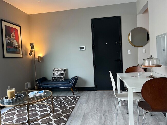 Foto del edificio - 55 Logan Ave