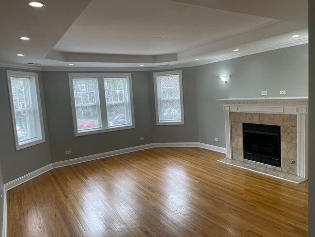 Building Photo - 6234 N Sacramento Ave