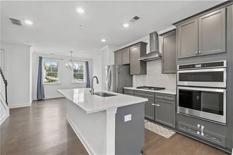 Building Photo - 6562 Beacon Dr