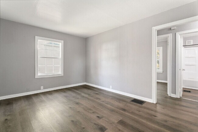 Foto del edificio - This updated 4-bedroom, 1-bath home is rea...