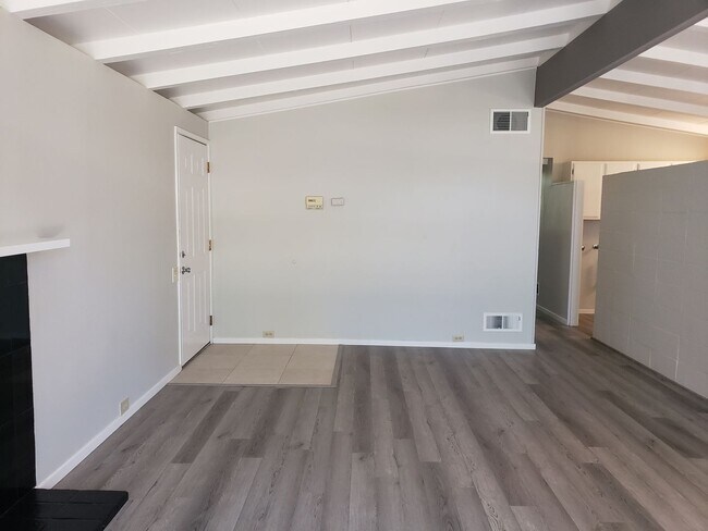 Foto del edificio - 10400 Johnson Ave
