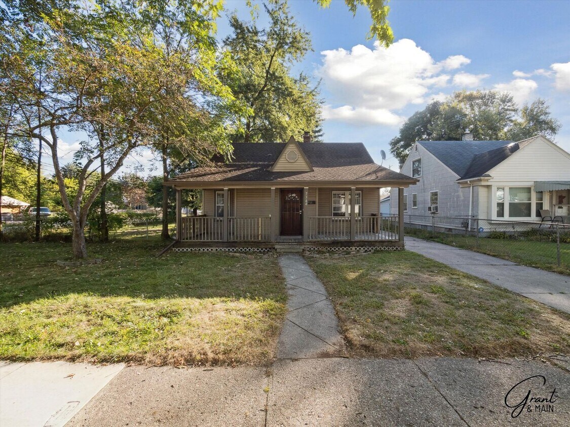 Foto principal - $1300 - 3 bedroom, 1 bathroom Bungalow