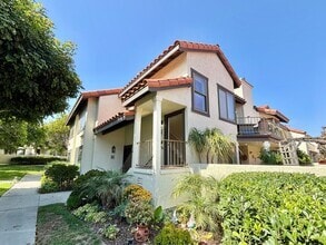 Building Photo - 2231 Martinique Ln
