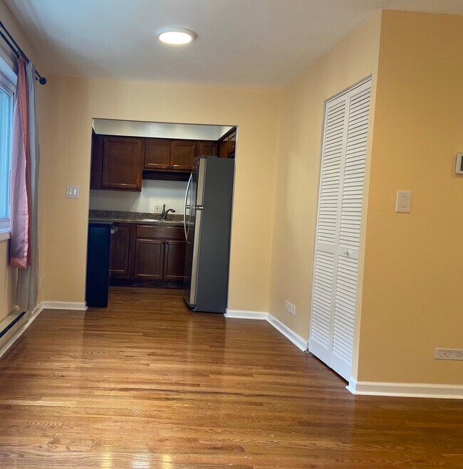 Building Photo - 727 S Maple Ave